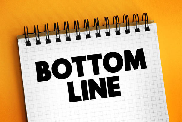 Bottom line - het eindtotaal van een rekening of balans, tekstconcept op notitieblok - Foto, afbeelding