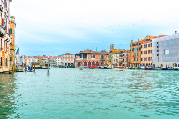 2. Dezember 2021 - Venedig, Italien: Blick über den Canal Grande in Venedig von der Ponte degli Scalzi. - Foto, Bild