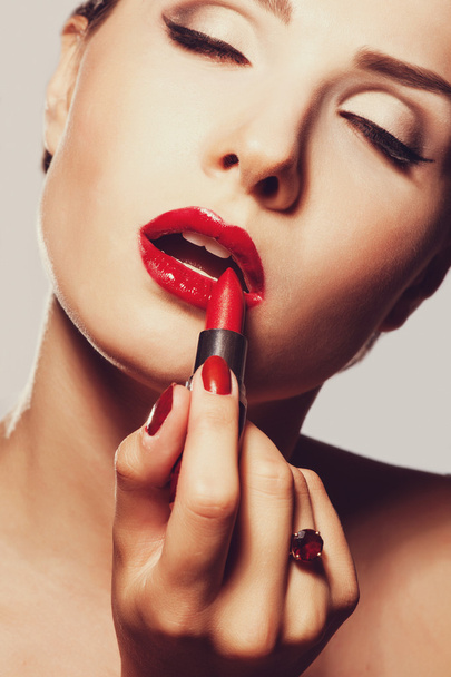 Applying lipstick - Valokuva, kuva