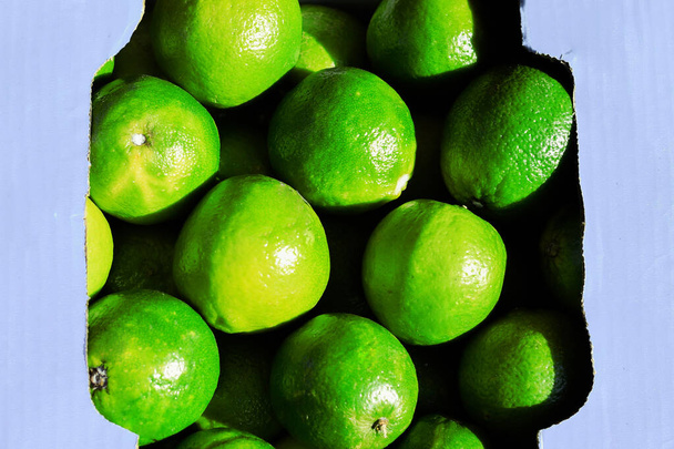Foto muy brillante de limas maduras muy verdes, frutas, fondo. - Foto, Imagen