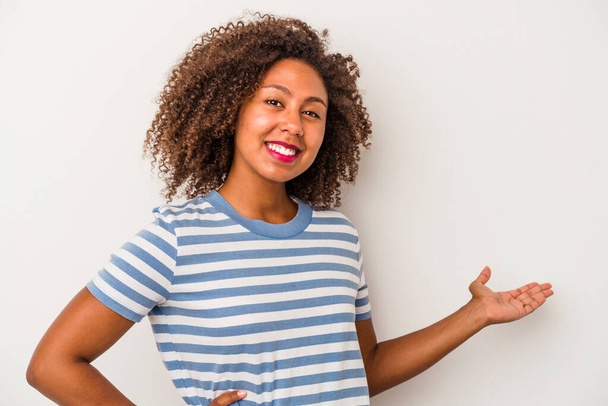 Fiatal afro-amerikai nő göndör haj elszigetelt fehér háttér mutató üdvözlő kifejezés. - Fotó, kép