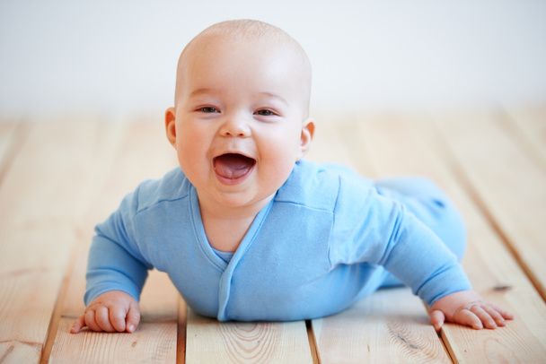 Söpö onnellinen vauva poika indeksoi lattialla
 - Valokuva, kuva