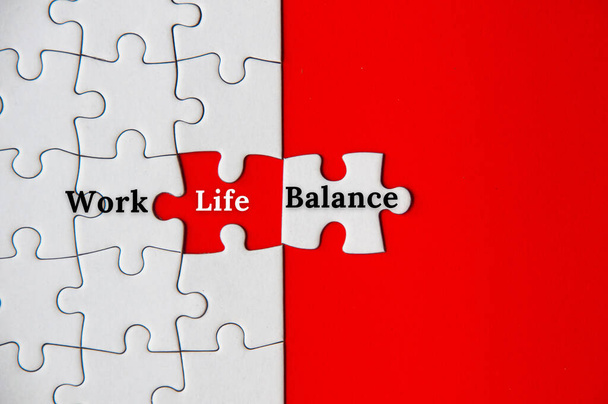 Tekst over ontbrekende puzzel - Work life balance. Zakelijk en nieuw normaal concept - Foto, afbeelding