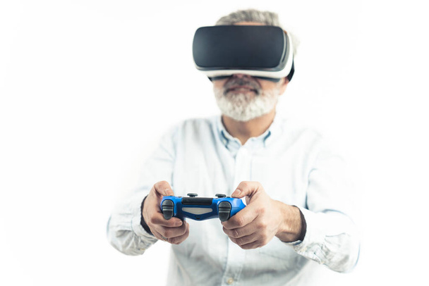 Muž středního věku ve virtuální realitě - brýle VR. Izolováno na bílém - Fotografie, Obrázek