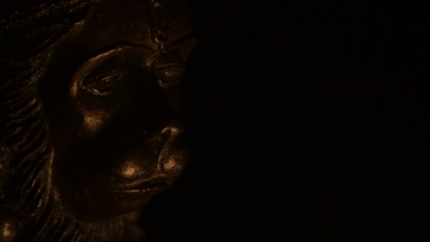 Twarz Hanumana, boga religii hinduskiej, oświetlona światłem świec - Materiał filmowy, wideo