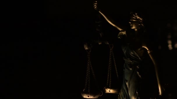 Dame der Gerechtigkeit erleuchtet mit dem Licht einer Kerze in der Dunkelheit - Filmmaterial, Video