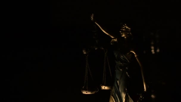 Figur der Dame der Gerechtigkeit mit dem Licht einer Kerze erleuchtet - Filmmaterial, Video
