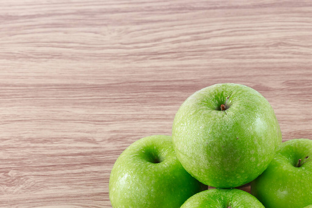 pomme croustillant frais vert frais cinq sur une table en bois brun gros plan avec soft focut image - Photo, image