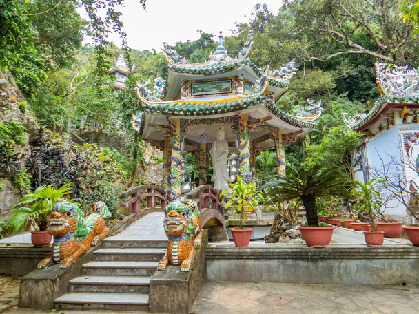 В'єтнам. Дананг. Linh Ung Pagoda. Він примітний своєю вражаючою архітектурою і тим, що існує скульптурний парк, який не менш цікаво відвідувати.. - Фото, зображення