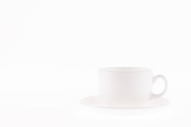 Witte koffiekop op een witte achtergrond - Foto, afbeelding