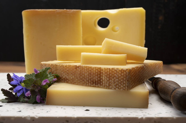 Kolekcja serów szwajcarskich, ementaler dołków i ser gruyere z niepasteryzowanego mleka krowiego z bliska - Zdjęcie, obraz