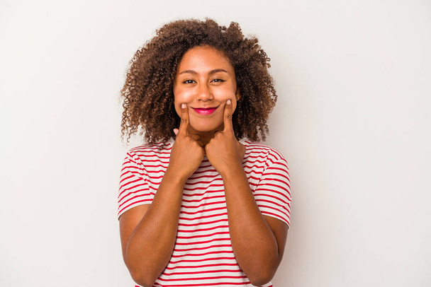 Fiatal afro-amerikai nő göndör haj elszigetelt fehér háttér kételkedik két lehetőség között. - Fotó, kép