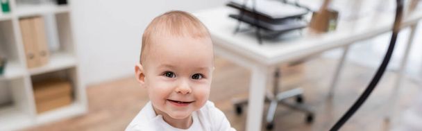 Bambino sorridente che guarda la fotocamera in clinica, striscione  - Foto, immagini
