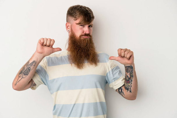 Молодий кавказький імбирний чоловік з довгою бородою ізольований на білому тлі відчуває гордість і впевненість у собі, наприклад, слідувати
. - Фото, зображення