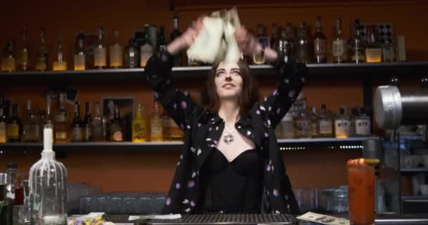 Femme vend à boire pour beaucoup de dollars américains femme d'affaires est devenu riche jette maintenant de l'argent autour - Séquence, vidéo