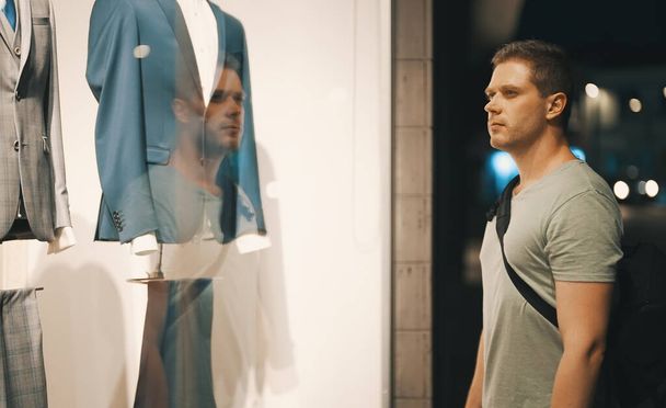 Muž se dívá na výlohu obchodu s oblečením. - Fotografie, Obrázek
