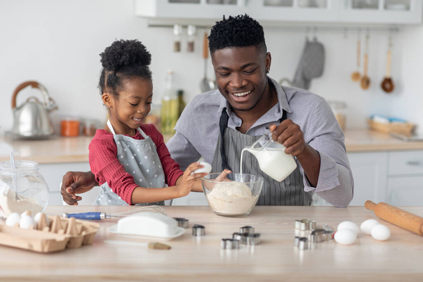Roztomilý africký americký rodina dělat těsto na sušenky, kuchyňský interiér - Fotografie, Obrázek