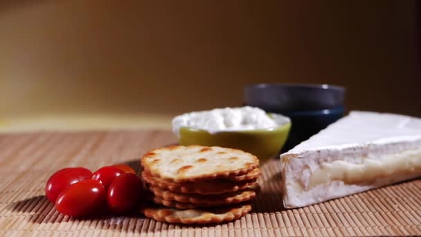 Υγιεινό σνακ με τυρί μπρι και κράκερ - Πλάνα, βίντεο