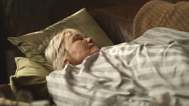 Beteg idős nő alszik kanapén - Fotó, kép