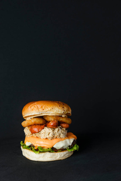 köstliche Burger bereit, mit Familie oder Freunden zu genießen - Foto, Bild
