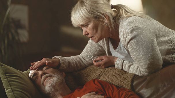 Reife Frau kümmert sich um kranken Ehemann - Foto, Bild