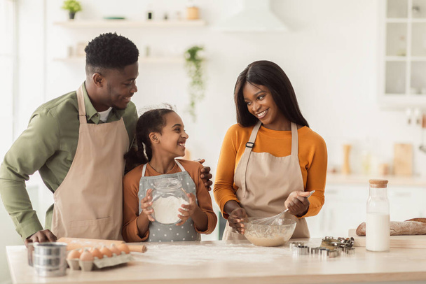 Afro-Amerikan Aile Pişirme Malzemeleri Mutfakta Hamur Yapıyor - Fotoğraf, Görsel