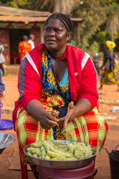 ギニアビサウ共和国ビサウ- 2018年2月6日:ギニアビサウのビサウ市の市場における女性の肖像 - 写真・画像