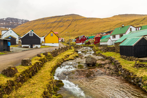 Pequeño pueblo Gjogv situado en la ladera de la montaña en la isla de Streymoy. Islas Feroe, Dinamarca. - Foto, Imagen