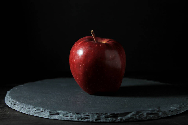 red apple on black background - Foto, imagen