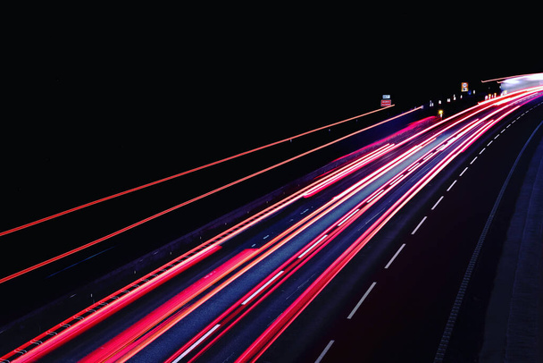szlaki światła drogowego na drodze w nocy - Zdjęcie, obraz