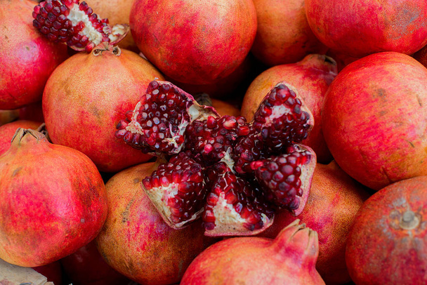 pomegranate fruit on the market - Φωτογραφία, εικόνα