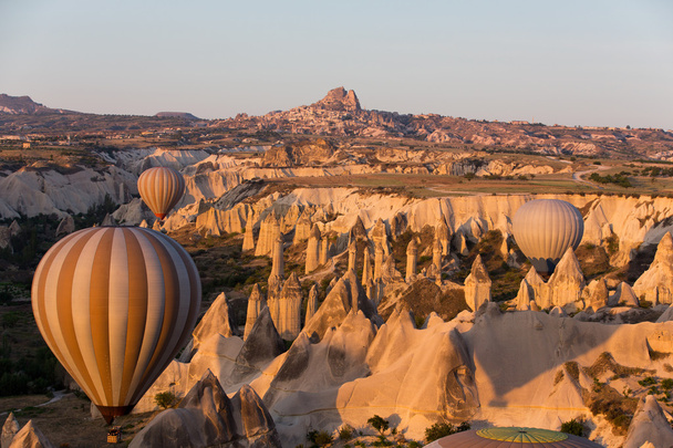 Kappadokien, Türkei. Die größte Touristenattraktion Kappadokiens, die Ballonfahrt bei Sonnenaufgang - Foto, Bild
