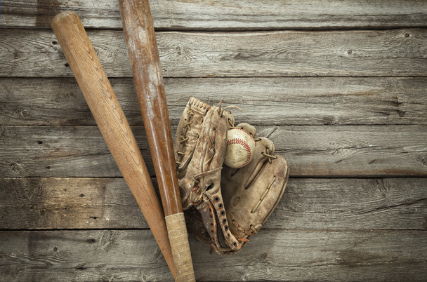 alter Baseball mit Handschuhen und Schlägern auf rohem Holz - Foto, Bild