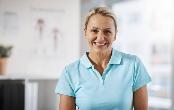 Im here to help you heal. Cropped portrait of a mature female physiotherapist working in her office. - Foto, Imagem
