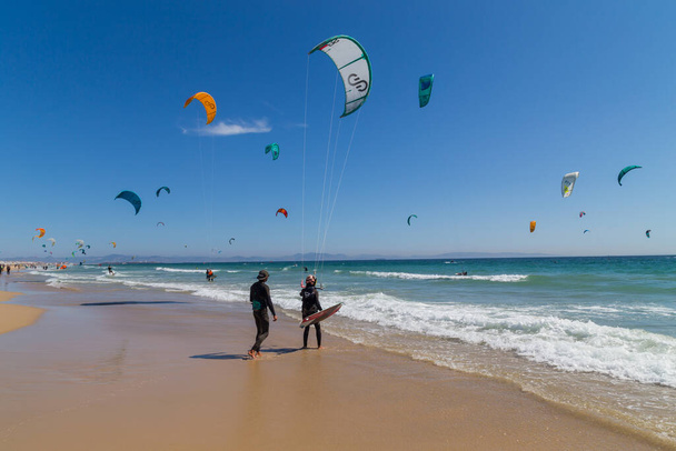 Tarifa, Spain: Kite surfing in Tarifa, Spain. Tarifa is most popular places in Spain for kitesurfing - Foto, imagen