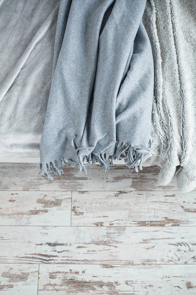 Серые теплые одеяла для интерьера в квартире лежат на кровати - Фото, изображение