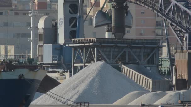 Machines die zand verplaatsen in een industriële haven - Video