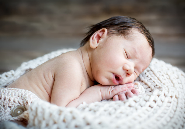 retrato bonito recém-nascido bebê dormindo
 - Foto, Imagem