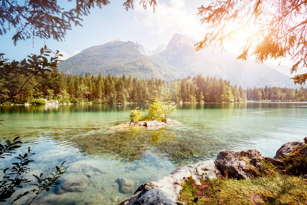Famosa atracción turística del tranquilo lago Hintersee. Escena pintoresca. Ubicación resort Ramsau, Parque nacional Berchtesgadener Land, Alta Baviera, Alemania Alpes, Europa. Explora la belleza del mundo. - Foto, imagen