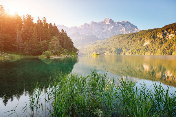 Egy pillantás a híres Eibsee-i tóra a naplementében. Festői nap gyönyörű jelenet. Elhelyezkedés resort Garmisch-Partenkirchen Bajor Alpok, városnézés Európában. A legjobb hely a földön. Fedezd fel a világ szépségét. - Fotó, kép