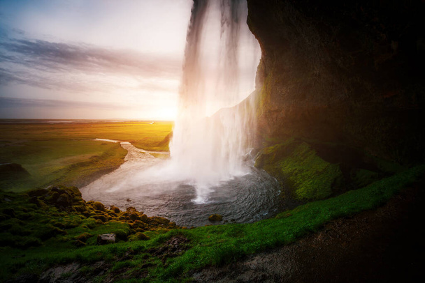 Perfektní pohled na slavný silný Seljalandsfoss vodopád na slunci. Dramatická a nádherná scéna. Oblíbená turistická atrakce. Místo, kde Island, vyhlídková Evropa. Objevte svět krásy - Fotografie, Obrázek