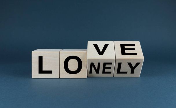 Lonely or love. Cubes form the expression Lonely or love. The concept of lifestyle and social problems - Foto, Imagen