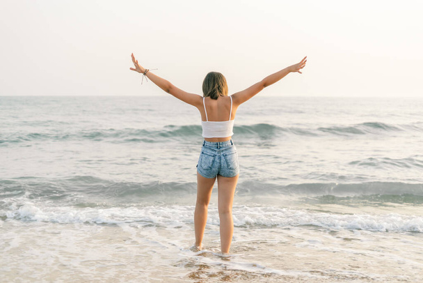 young woman enjoying the beach - Foto, imagen