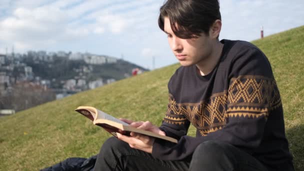 Hombre leyendo novela en el parque - Metraje, vídeo