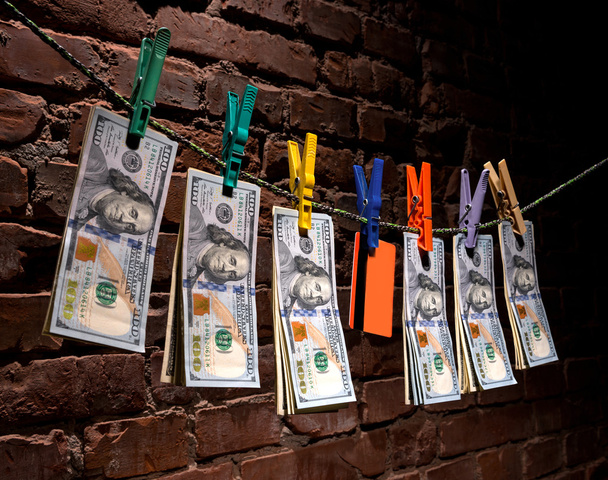 λογαριασμούς δολαρίων και των πιστωτικών καρτών που κρέμεται από ένα σκοινί - Φωτογραφία, εικόνα