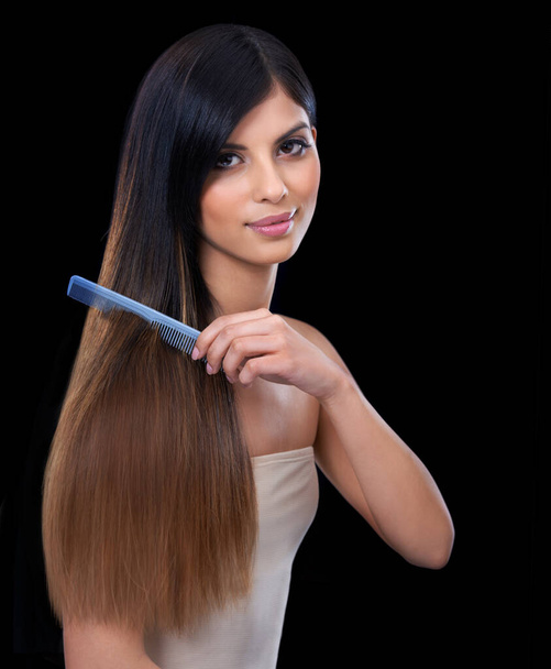 Cabelo e beleza inigualáveis. Uma jovem mulher linda penteando seu cabelo longo e brilhante. - Foto, Imagem
