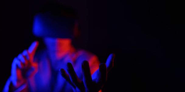 man with a blue eyes and a glass of light on a black background - Fotografie, Obrázek