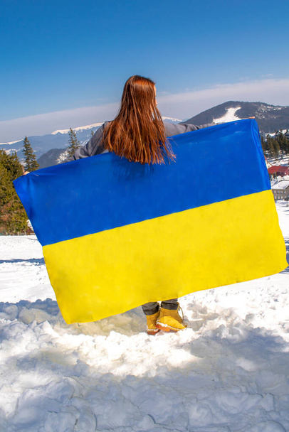 Ukrayna Bağımsızlık Günü, Anayasa Günü, Ukrayna, Ukrayna ve terörist saldırgan ülke olarak Ukrayna ulusal mavi bayrağını elinde tutan, dalgalanan, dalgalanan, sallayan kadınlar.. - Fotoğraf, Görsel