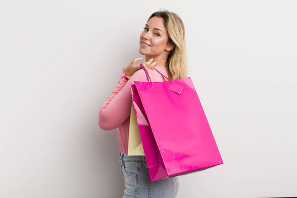 young pretty woman shopping concept - Foto, afbeelding