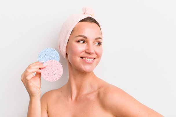 pretty blonde woman with cleaner sponge - Foto, afbeelding